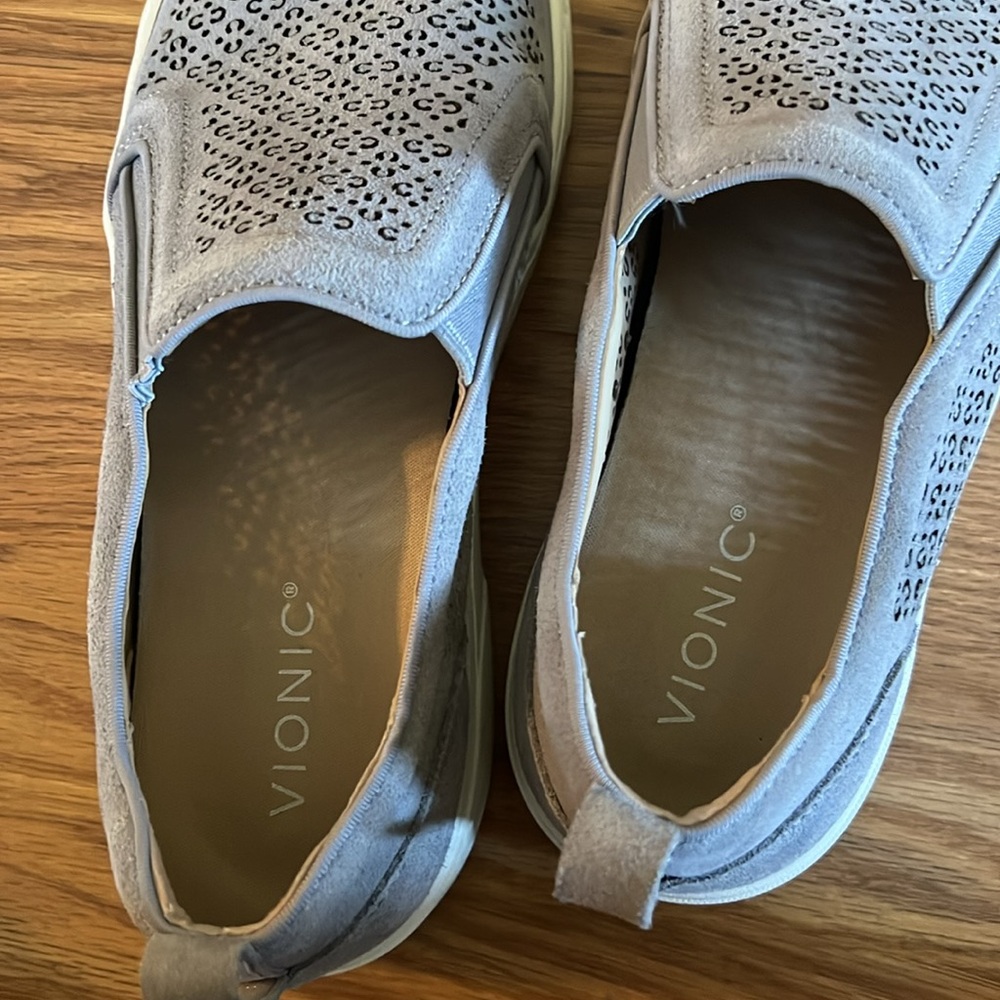 Vionic kimmie perf Women's Slip-On supportive Sneakers 
Round toe suede 9.5 - Picture 4 of 7